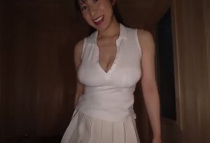 【夏来唯】テニスウェアのまま風呂場で洗体！爆乳を揉まれる展開