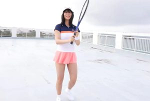 【大葉めも】テニスウェアにスポーツブラ姿でバランスボール乗って腰振り